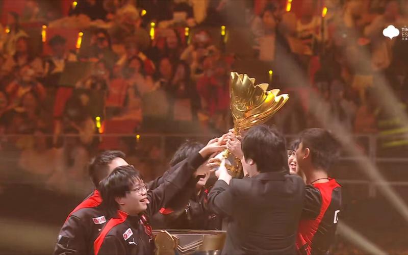 Ruler采访：用自己的冠军皮肤打会更厉害，其他选手用也会变强